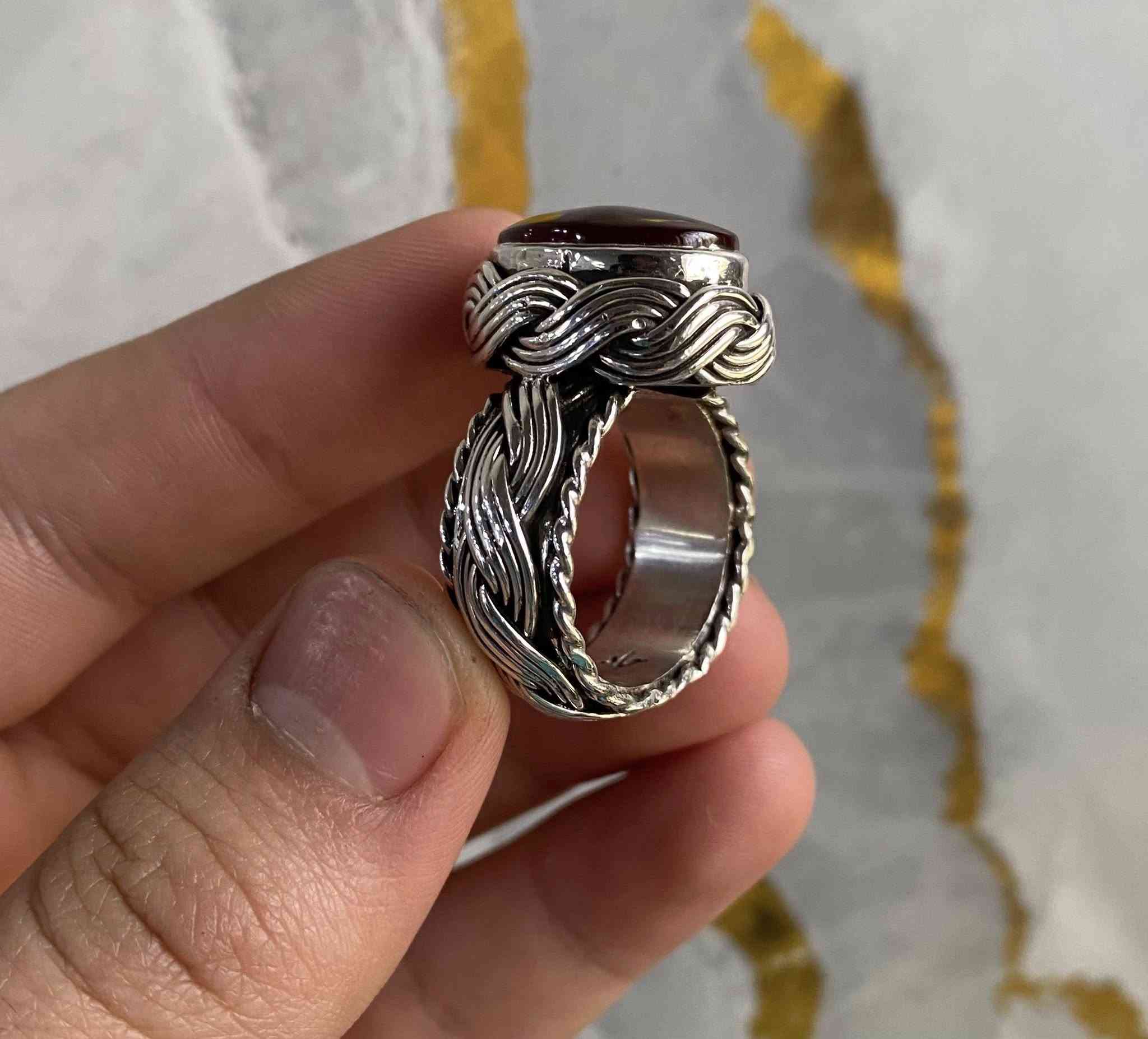 السلام عليكم خاتم عقيق يماني كبدي اصلي شرط الفحص والضمان بصياغة يدويه عراقيه احترافيه الوزن ثقيل كل تفاصيل الخاتم بالفيديو قياس الخاتم (26-27) لا يوجد توصيل مكاني بغداد للبنوك ***********
