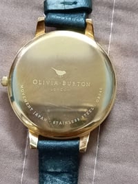 ساعات يد أنيقة ومتنوعة للرجال والنساء، تشمل علامة "Olivia Burton" بتصم...
