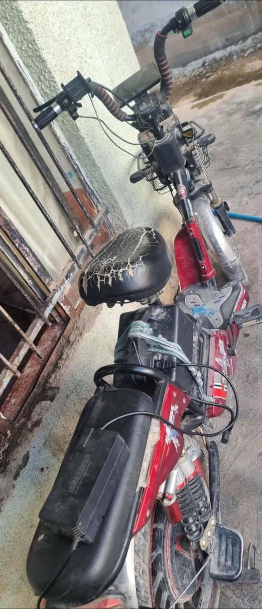 ماطور شحن للبيع حجم كبير شغال كامل بس بطارياته ميتات يحتاجلهن تبديل
***********
