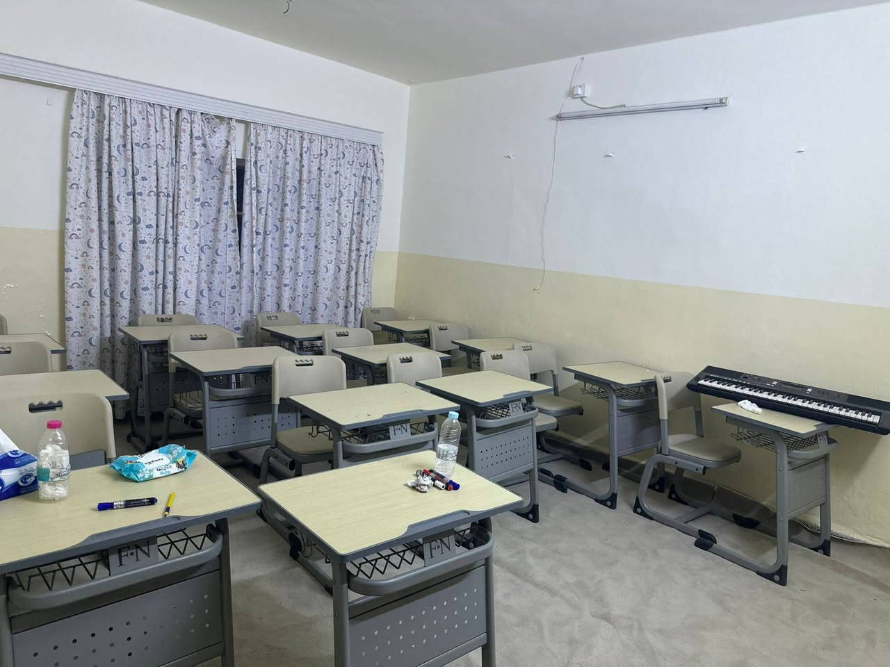 مركز تعليم للايجار
كامل المستلزمات يحتوي على صفين وادارة متكاملة وغرفة اخرى وكراج وحديقة يصلح ؤوضة او حضانه او للتدريس الخصوصي 
العنوان /حي الواسطي قرب هيئة الحج 
للاستفسار /***********
