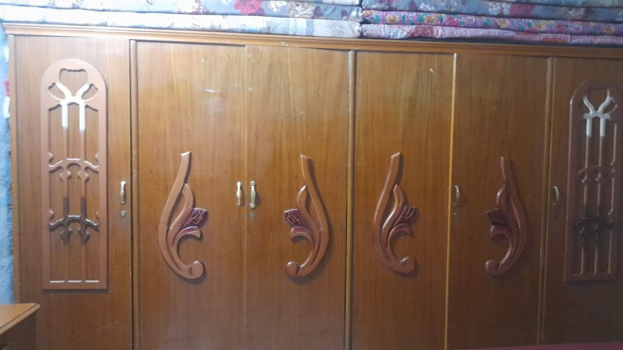 السلام عليكم غرفة للبيع السعر 500 ألف وبيها مجال للاستفسار على الرقم ***********
