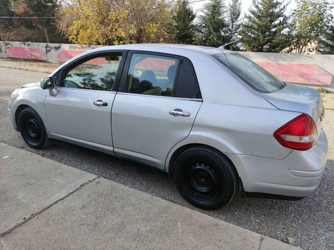 نیسان ڤێرسا 2009تۆماتیک ساق ساق
موسوبڕاوەی بەشەرت بەشەرتی ئەوەی ماڵی کەس نەبێت
گێڕو مەکینەوتەقەوڕەقەو تەبریدتوو ساردوو گەرم بەشەرت
  چوار تایەی تازەی لتەژێرای ماڵی دۆستە 
بێدەعمو لێدراویە گشت گیانی کەپسە
سعریشی 43گەڵاو مەجالێ کەم گەر موشتەریت تەلەفون بکە
***********///*********** حلبجة, السليمانية
