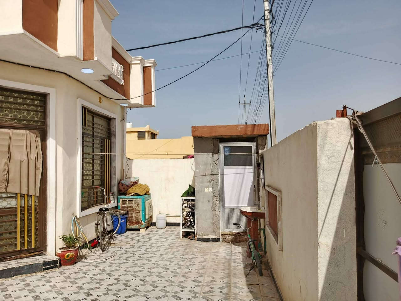 ياالله السلام عليكم بيت للبيع جبله حي المهندسين المساحه 210م كامل مباشر ع الطبليط يتكون من  غرفتين نوم ستقبال صاله مطبخ صحيات داخليه خارجيه بيت جاهز خير من الله والشراي بي خير ويدلل للاستفسار الاتصال علئ الرقم ***********
