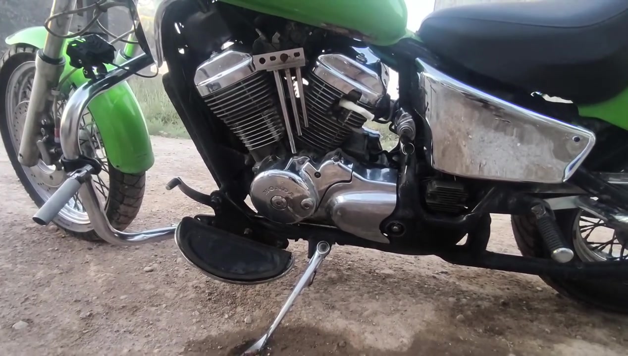 بسم الله الرحمن الرحيم
سلام عليكم شباب دراجة نوع Honda steed 400cc 
دراجة مميزة وتعديلها جدا مميز ( لونها اخضر فستقي ) 
التعديل الي عليها 1- سبايدر خلفي طويل جديد بدون شخط 
2- تخم صفاحيات كروم جديدات بدون شخط 
3- درع امامي سيل ستيل جديد بدون شخط 
4- دروعه خلفية سل ستيل جديدات بدون شخط 
5- أسترايح رجل ( مشدودات بالدرع الامامي ) 
6- مري نيكل ام العضم جديدات بدون شخط 
7- قبق راديتر نيكل جديد 
8-دوسات رجل عراض عمل 
9- تاير امامي جديد 
10- تاير خلفي جديد
11- ستيرن عالي عمل وجديد بدون شخط 
اما بالنسبة المحركها دراجة محركها جبار بدون اي مشكله فنية الدراجة مثل ما موضح بالفيديو نكرة بكل وقت ، الدراجة عليها تجفيته كابريتر جديده + قبق شوته وفلتر شوته جديدات 
اما بالنسبة للكهربائيات كلها شغالة ضفيرة مشتيرها جديده وبلادية الدراجة تاخذها ربع ما تصرف عليها جاهزة من كلشي 
ملاحضة مهمة ( الدراجة اوراقها كاملة + مدفوعة كمرك ) هاي الحلوة للبيع سعرها بس 10 ورقات والشراي يجي ويدلل وهذا رقمي *********** أسف ع اطالة و شكرا.
