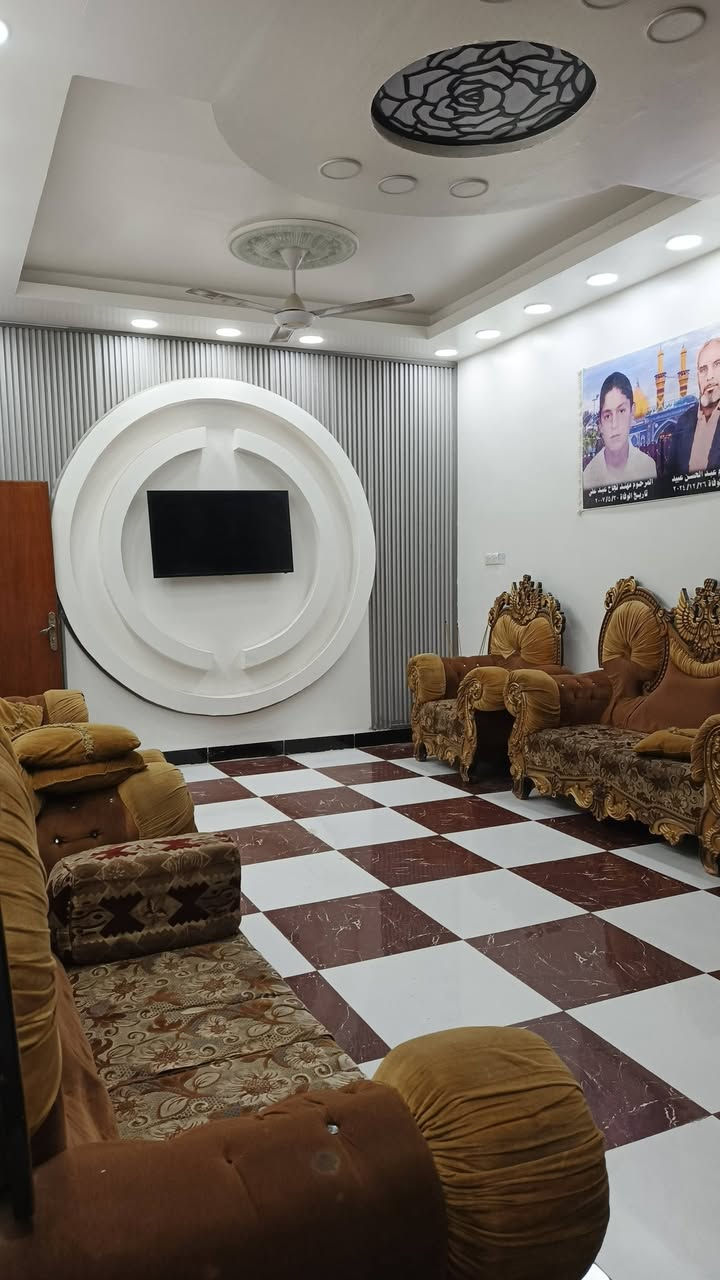 السلام عليكم مرخصت الأدمن بيت مع قطعة ركن للبيع الموقع حي الفرات قرب مكتب سيد ناصر الزاملي  مساحة البيت 256م ومساحة القطعة 112م  
ملاحظة/ امام المنزل يوجد منتزه 

مواصفات البيت
الطابق الأول... 
1_يحتوي على كراج 
2_مدخل استقبال + استقبال
3_يحتوي على غرفتين 
4_ صاله بمساحة كبيرة+درج دور
5_حمام+صحيات
6_مطبخ 
7_الارضية بورسلاين 
ملاحظة/ الطابق الأول كونكريت مسلح
الطابق الثاني..... 
1_يحتوي على غرفتين 
2_حمام+صحيات
3_صاله كبيرة
4_يحتوي على سطح الأول
5_الأرضية بوسلاين
ملاحظة/ السطح الثاني اعگادة 

للأستفسار الاتصال على الرقم: ***********
