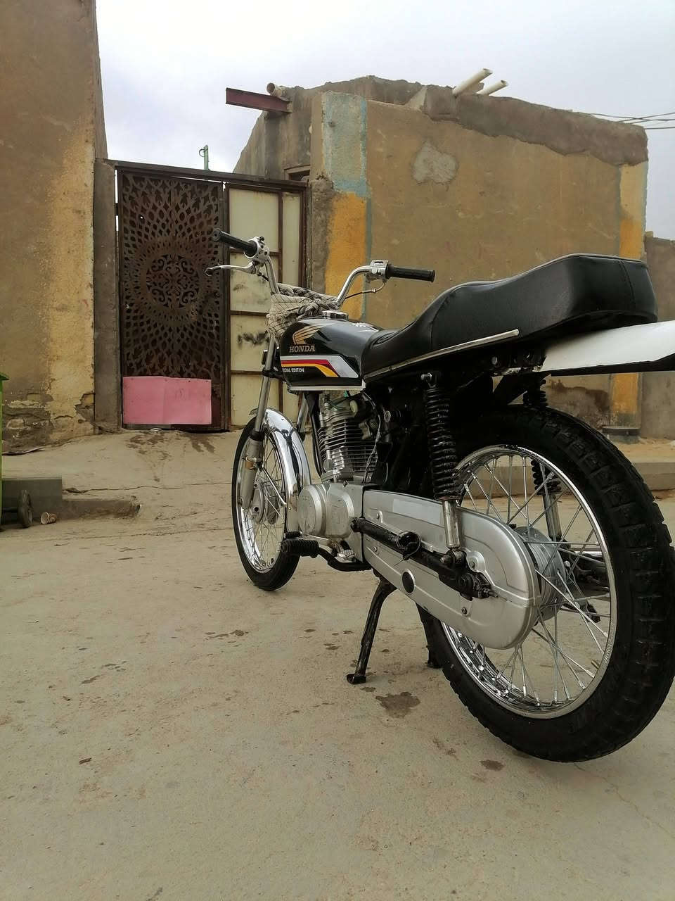 سلام عليكم دراجه للبيع تعمير 25 مكينه 23 مفتوحه بستم ولفات دراجه خير من الله ربع ما ضب عليه ها دراجه كلك كلك كلك كفاله عشاير سعر 550 وبيهم مجال حك جيه شراي يتصل على***********
