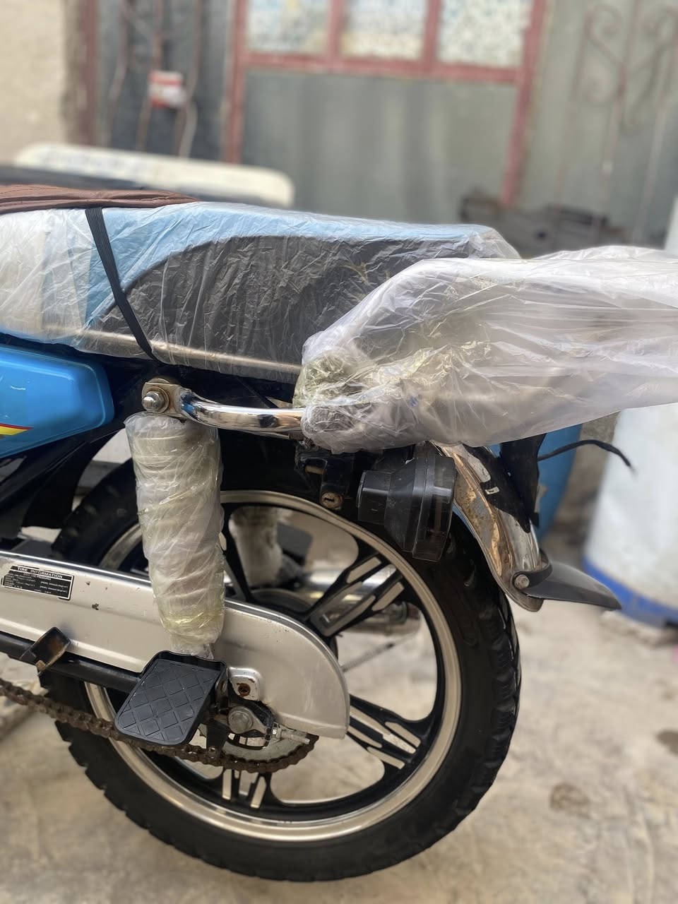 السلام عليكم  دراجه أيراني 5 كير.
الموديل 2024
المكينه/200
/مكينه مكفوله من تنقيص تبخير وفتح 
الدراجه الله شاهد نضيفه ومتوكف بلشارع
واشتريت دراجه ثانيه بوكسر واريد أبيع هاي 
نقصها بس الكهربائيات وكفت فجأه ماعرف شبيهن وماعندي مجال اروح افحصهن أبيع على حطتها بس الله شاهد جانت كلشي شغال بيها وفجأه كلشي وكف يعني كتف لو فويز ماعرف 
المهم السعر 500 بيها مجال بسيط كلش 
مكاني سيطره سبع قصور 
رقمي ***********6
