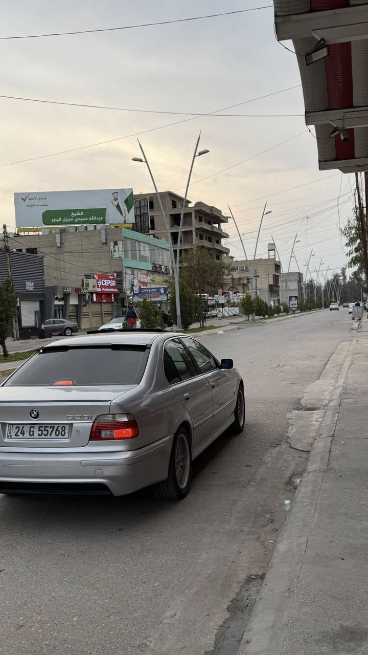 بسم الله الرحمن الرحيم
رجاءاً اقرة التفاصيل كاملة قبل لاتخابر او تسأل وتحياتي. 
للبيع الوحش الالماني BMW 528i 🇩🇪 محرك تك فانوص محرك وكير كله شرط. السيارة مصبوغة فقط للجمالية عام شرط دكة جاكوك مابيها اي طخه مابيها واي ضربة مابيها وعندي فديو الها قبل الصبغ والصبغ درجة اولى تكلفته 12 ورقة فقط للجمالية.  
السيارة موديل بل سنوية 1996 محدثة 2000 اعتبرها  موديل 2000 عليها كت M كامل. سنوية ورقم كله جديد رقم دهوك. 
لون سلفر 🩶 السيارة جديدة ونظيفة بمعنى الكلمة واحلى من الصور. 
فول تحكمات ستيرن شاشة كبيرة وكعدتها البلادية مو تحوير كعدة بلادية وكامرة. 
فتحة سقف الزجاج غرفتها كلش نظيفة جلد غرفتها نفسها ال بلادية وبعدها كلش نظيفة تبريدها ثلج ❄️ تدفئة شغالة السيارة تفاصيلها كلها عل بلاد تحكمات مري شغال جامات اوتو امامي وخلفي. عليها ادامة كاملة من طخم امامي وخلفي وطخم تايرات جديد وطخم ويل جديد كرن غزال منضومة وقود جديدة. دهن وفلاتر كله جديد ميعوزها كلشي. لايتات البجم بل كامل زينون منضومة كاملة مع الترحيب. بك لايتات جديد الامريكي من اغلى الانواع. حلك كزوز رياضي m وايرمنية وكهربائيات كله بلادي وكلشي بل سيارة شغال وبلادي مابيها اي كلوب مشتغل. السيارة عوزها فقط خيال وشرط ترايها كلش حلو من ثبات ورزانة وعزل. 
واسف عل اطالة السعر 135 وبيها مجال.مكان السيارة موصل.


**إذا كنت صاحب هذا الإعلان وتريد حذفه لأي سبب، رجاءا أرسل رسالة إلى الدعم الفني**