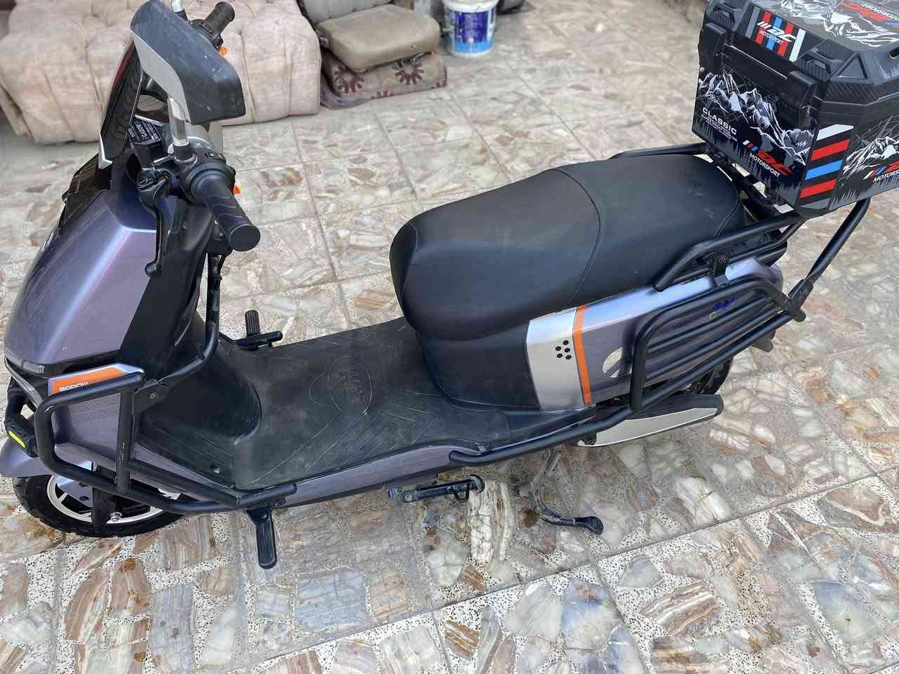 السلام عليكم دراجة شحن ماركة GAROW الدراجة حيل نضيفة اروح بيهة للدوام وارجع 3 سرعات بيهة البريك هايدروليك سرعتها 70-80 بيهة مثبت سرعة ونظام الـ p تشغيل عن بعد بطاريات 6 /44 امبير + درع + صندوگ + خوذة سعرها 800 الف وبيها مجال مكاني الزعفرانية شارع المعهد 
***********
