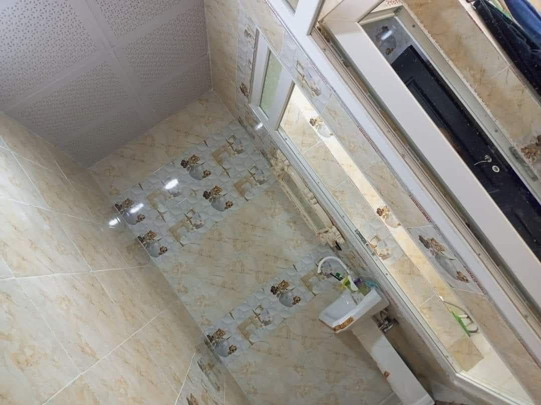 بيت للبيع مساحه ٧٠٠م في كركوك شارع حولي مقابيل صناعه جديده على طرف بيوت بنجى علي بيها بيت كامل فول كاشي سيراميك غرفتين نوم واستقبال وصحيات وحديقة مرتبه والأشجار وبئر ماء وبيها ماء اساله وكهرباء وطني وخط مولد سحب سعره ٦٦ مليون للمزيد من المعلومات اتصال على رقم مبايل ***********
