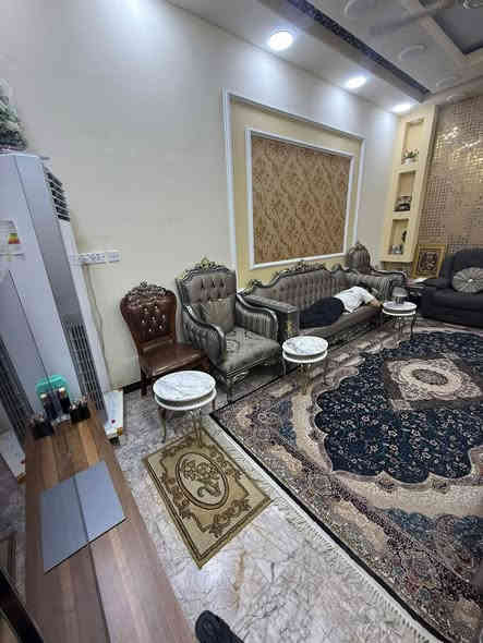 السلام عليكم دار سكن للبيع حي القضاة 

المساحه 150 م بناء حديث طابوق بالكامل 

الطابق الارضي / غرفتين وصاله ومطبخ واستقبال وصحيات وگراج

الطابق الاول / 3 غرف وصاله ومجموعة صحيات سطح شتايگر وسقيفه سندويج  

البيت كامل بدون نواقص وجاهز للسكن 

السعر 325 وقابل للتفاوض 

للأستفسار ***********
