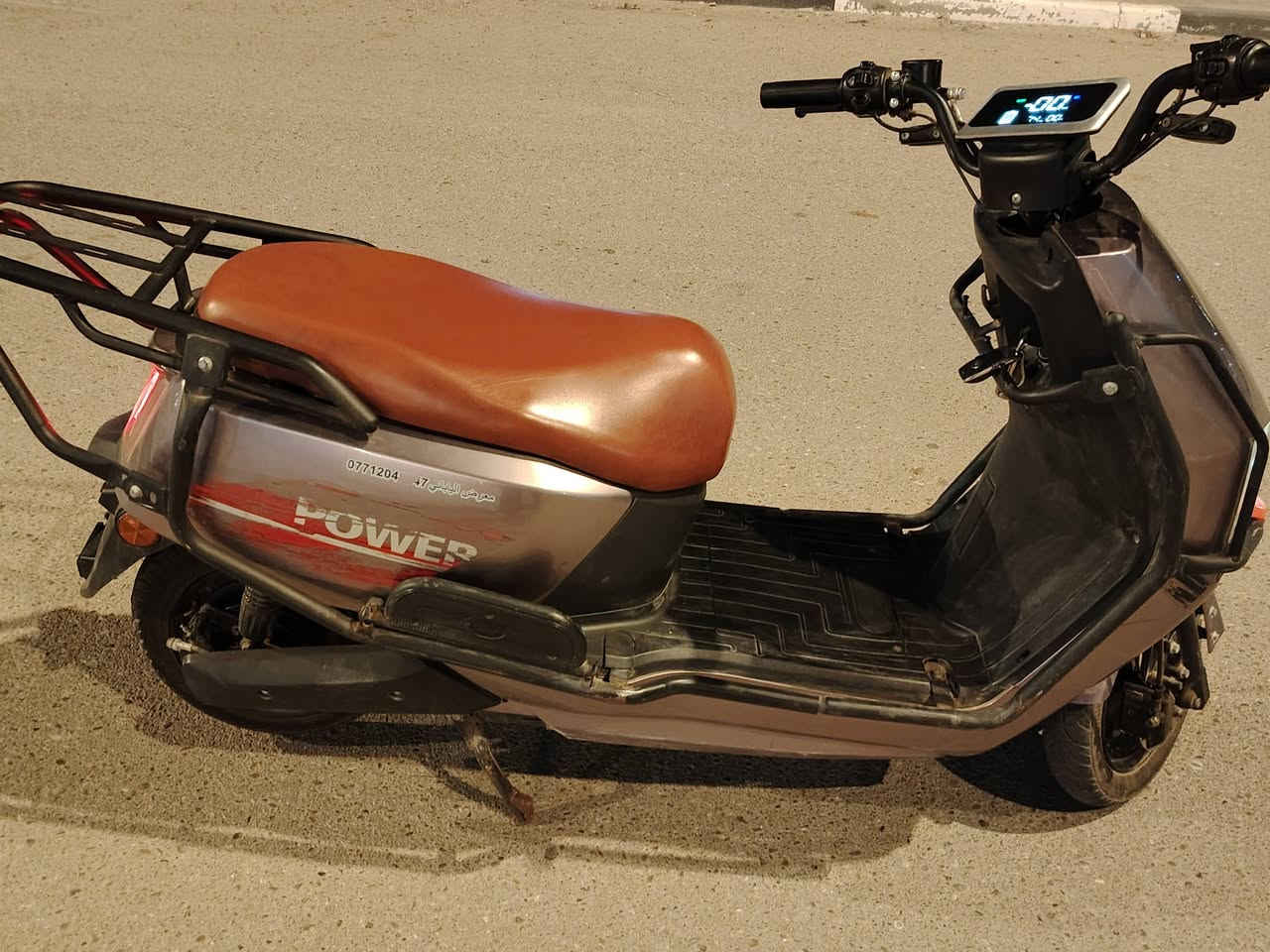 دراجه شحن للبيع 
مواصفاتها درع حمايه للدراجه بالكامل صندوگ تحط بي غراضك 6بطاريات 32 امبير للبطاريه الوحده بصمتين وسويچين بيها R بگ لايت وره مثل مال سيارات اللون رصاصي جوزه تطفي الدراجه شاحنه قويه 
السعر مناسب الرقم *********** واتساب موجود
