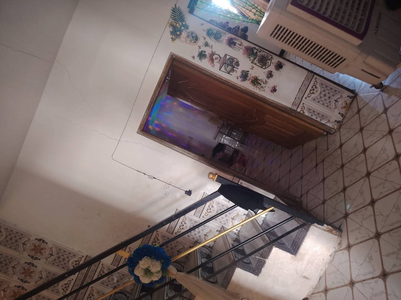 بيت للبيع الهاشمية حي أنصاف طابو زراعي بسمي سند ٢٥مساحه أكثر من ألف متر يحتوي عله ثلاث غرف نوم وهول ومطبخ معه حديقتين منفصلات حديقه المضيف وحد وحديقه البيت وحد معه حقل حلال معه محمية البناء جيد جدا تفاصيل أكثر اتصل ***********
