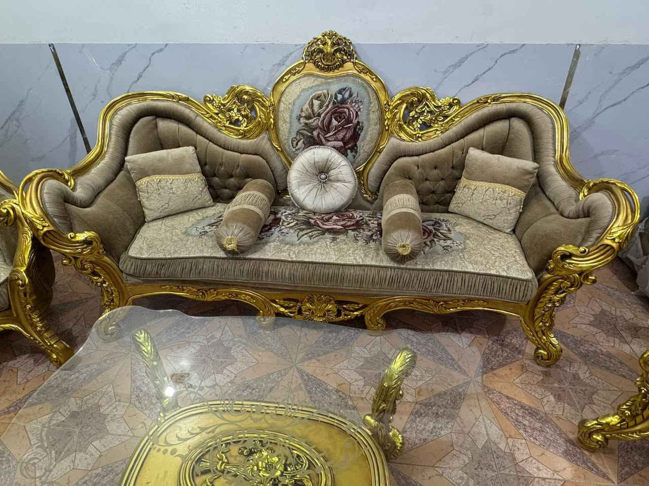 تخم زان مصري استيراد خاص ١٢ مقعد مع ميز وسطي اخو الجديدطلاء ورق ذهب***********
