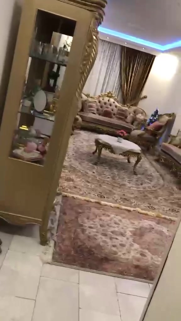 السلام عليكم
شقة للبيع  في مجمع الايادي السكني
مساحة 195m

مؤثث او بدون اثاث 

طابق ارضي اطلالة على شارع العام 

3 غرف نوم

حمام2

للاستفسار ***********
