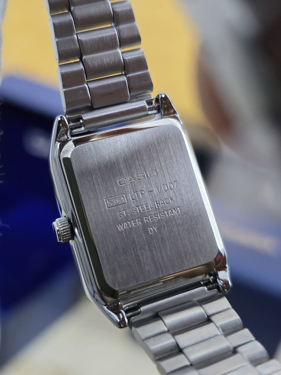 كاسيو نسائي 🌷
⬛ موديل:    LTP-V007D-7B     صنع في اليابان 

❗️أصلي ضمان دولي لمدة عامين من تاربخ الشراء 
✉️ شحن داخل العراق  
تواصل واتساب ***********☎️
⠀.........................................

⬛️ الحركة: كوارتز مصدر الطاقة وعمر البطارية
 التقريبي 3 سنوات على SR626SW
⬛️ سلسلة: LTP-V007D-7B
⬛️ سهولة الرؤية في الظلام
⬛️ تصميم كلاسيكي مميز
⬛️ السير: من الستانلس ستيل مشبك ثلاثي مطلي بالكروم الثابت 
⬛️ الزجاج: زجاج معدني مقاوم للخدوش 
⬛️ مقاوم للماء: ٣٠ متر كذالك مقاومة رذاذ الماء
⬛️ القطر:  ٢٢ ×٣١ ملم ارتفاع ٧ملم
⬛️ الوزن: ٥١ غرام
⬛️ الجنس: انثى
⭐️ الأكثر مبيعاً..... لا تشيل هم للسعر
🚫 لا نعمل بالكوبي والصيني والمقلد
