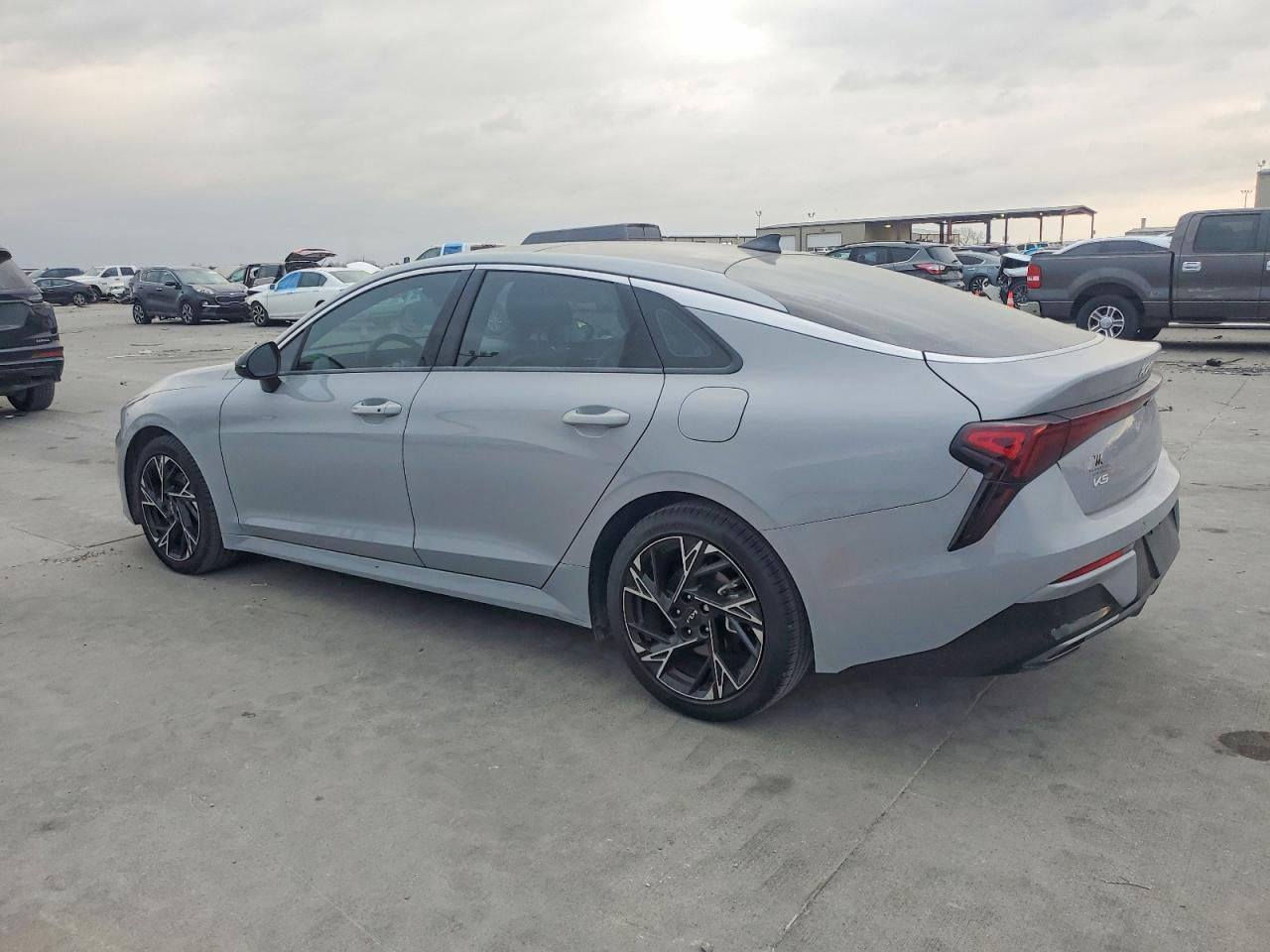 كيا K5 GT-Line 2025

* المحرك: 2500 سي سي
* الممشى: 10 آلاف ميل
* اللون: إسمنتي 
* الفئة: GT-Line فل مواصفات
* الحالة: حادث أمامي جهة اليمين فقط
* باقي السيارة بحالة جيدة ومكفولة

المواصفات

✅ فتحة سقف بانوراما
✅ تشغيل بصمة (Smart Key)
✅ دخول ذكي بدون مفتاح
✅ مقاعد جلد
✅ تبريد وتسخين للمقاعد الأمامية
✅ مقعد السائق كهربائي
✅ شاشة عدادات ديجيتال كاملة
✅ شاشة وسطية كبيرة متصلة مع العدادات
✅ Apple CarPlay و Android Auto
✅ شاحن لاسلكي
✅ تكييف أوتوماتيك لمس
✅ 3 وضعيات قيادة (Eco - Normal - Sport)
✅ كاميرا خلفية
✅ حساسات أمامية وخلفية
✅ نظام النقطة العمياء
✅ المحافظة على المسار
✅ رادار أمامي ومثبت سرعة ذكي
✅ فرملة طوارئ أوتوماتيكية
✅ جنوط رياضية GT-Line اي ستفسارخاص او تصال *********** وتساب سياره بعدها ٧ توصل عقبه اي استفسار رقم تلفونه موجود بواتساب او على الخاص السعر السياره 145 قفل
