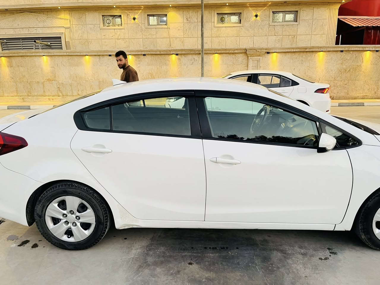 السلام عليكم فورتي 2017 حادثها جاملغ وبنبد رقم سليمانيه هزه جديده تحويل ثاني يوم صدر امامي خلفي جديد تخم تاير مكينه كير كله تمام تبريد منضومه جديده ثلج السعر 113 مكانها بغداد حي المواصلات ***********
