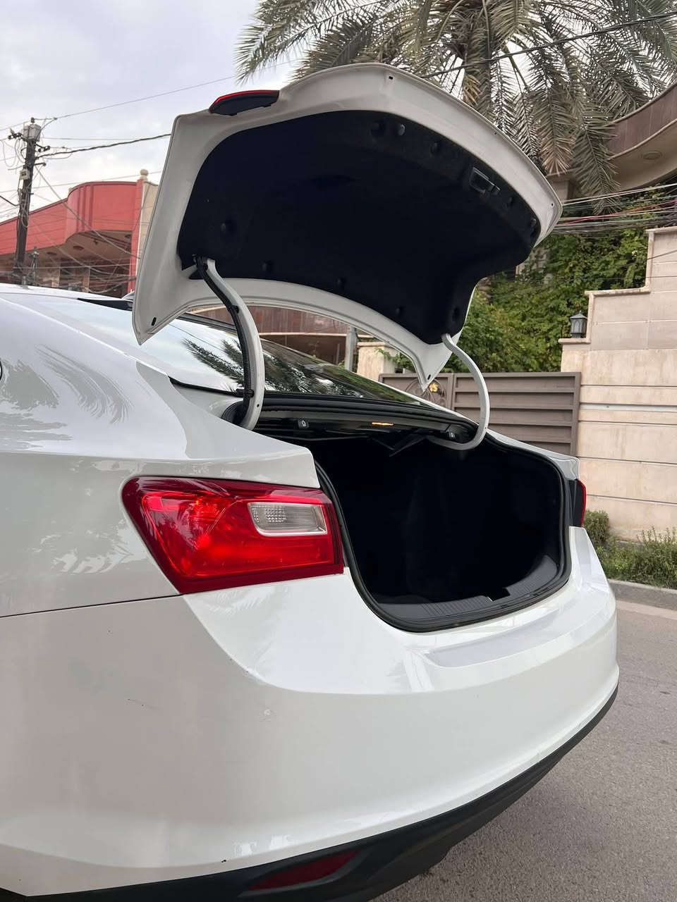 السلام عليكم عندي ماليبو موديل 2021 ألوان أبيض ماشيه 118الف كيلو بيه ضرر جاملغ خلفي وقبق جنطة رقم بغداد معوقين والسعر 136$ رقم الهاتف ***********
