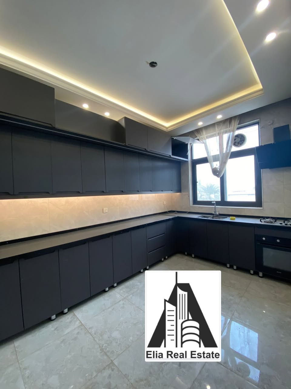 للأيجار في السيدية ..
شقه ديلوكس درجه اولى فول مودرن . 
طابق ثاني .. 
نظام مصعد 24/7 ..
نظام سكيورتي الدخول للبنايه على البصمه ..
تحتوي على استقبال كبير 
ومطبخ مجهز بكاونتر كامل 
وغرف نوم عدد 2 
وصحيات 
وبالكون 
الموقع : السيدية شارع الكويتي .. 
الايجار 900 الف شهرياً ..

للاستفسار *********** حمزة 
مكتب ايليا للعقار
