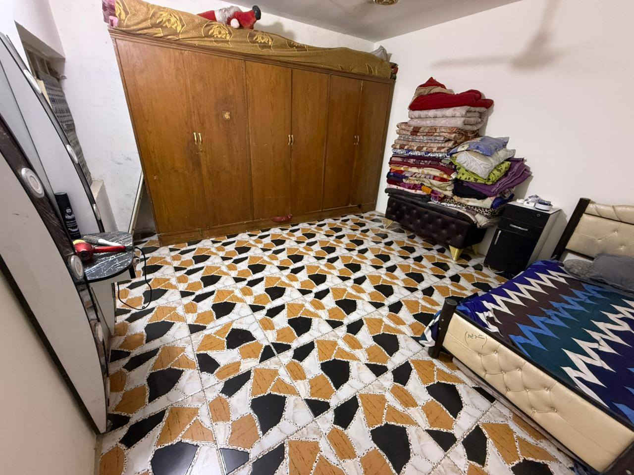 السلام عليكم بيت للبيع ..  100متر الشعله شارع ستين  مقابيل شارع ابو طياره .. الطابق الاول غرف نوم واستقبال وحولي جبير ومطبخ وحمام تواليت خارجي .. الطابق الثاني غرفه نوم وحولي وحمام وصطح مطبك كاشي بي مساحه غرفتين .. الطابق الثالث سيوت سندويج معه صطح وسقيفه البيت مناقصة اي شي فقط واجهية يحتاج لبخ .. ***********
