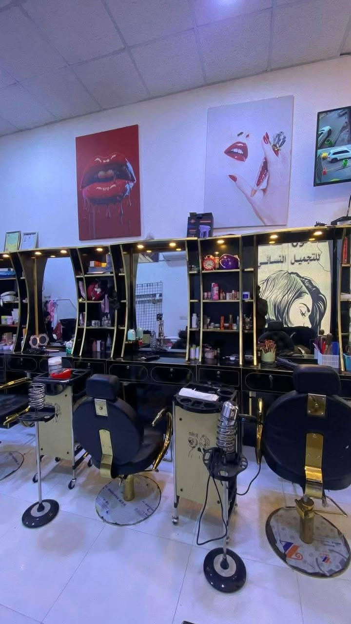 للبيع صالون نسائي كامل 
الموقع: الكوت - حي الزهراء قرب هكوري
السعر: 6 مليون دينار - قابل للتفاوض للشراي 
جاهز 100% من كل شي: ديكور + أجهزة + كراسي + مواد
للاستفسار: [*********** ]
