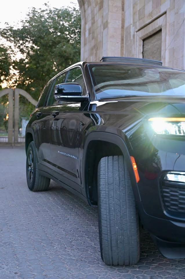 جيب كراند شيروكي هايبرد 2024 (( بدون اي نقص )) 
الضرر: (صبغ على گد شبر بداية البنيد بدون تبديل  👉)
ايرباك  وراجع سستم
 ماشية 39
لون اسود  
{ رقمه بغداد باسمي }
🟫 حجم المحرك ٢٠٠٠ تيربو جارج ٣٧٥ حصان مع محرك الكهرباء اسرع من الهيمي
نظام الشحن : الشحنة الوحدة تمشيك 50 كيلو بدون بانزين  + هايبرد + بلك ان🔌  
مع خيارات 3 تغير نوع المشي دگم
1-كهرباء فقط 
2-بانزين فقط  
3- كهرباء وبانزين حسب المشي 
🔴 حساسات خلفية
🔴 ‏‎حساسات جانبيه بالمري
🔴 خمسة راكب المرغوب👍
🔴 رادار 360 درجة
🔴 تعريب جمع الشاشات 
3شاشات📺
🔴  تحديد مسار  
🔴  تبريد قطعتين امامي + خلفي تحكم  
🔴 ️خمس انضمة قيادة 
🔴 بانوراما على طول السيارة
🔴 دفع رباعي. 
🔴 كير ماوس مع وضعيات القياده المختلفه للجبال والطرق الوعره والرمال والطين
🔴 شفتات ستيرن 
🔴 هاند بريك بصمه 
🔴 ️مقود جلد + تدفئة 
‏🔴  Reverse Tilt Mirrors المرايا  المائلة عند الرجوع 
مواصفات 
1️⃣ لايتات لد 
2️⃣ تدفئه  كشنات
3️⃣ شاشات دجتل  شاشه كبيرة مع نفكيشن GPS بدون نت 
4️⃣ كراسي خزن ميموري  
5️⃣ سستم صوت ALPINEو دمام خلفي بلادي 
6️⃣ تشغيل عن بعد
7️⃣ نظام محاكاة العجلة الذكي 
8️⃣ نظام ملاحة 
9️⃣ نظام قيادة ذاتية 
السعر ::  317

للأستفسار يرجى الاتصال☎️📞 
‭0772 262 2954‬
***********

مكان السيارة بغداد البنوك
