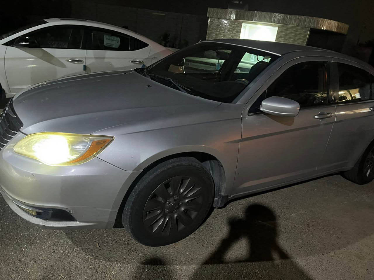 كرايسلر c200 وارد أمريكي كفالة 
بيها نسبة غرق بسيط 
2012  محرك 4 سلندر 2400 
محرك كير كفالة 
تبريد ثلج ❄️ 
مثبت سرعة  
رقم بغداد باسمي تحويل ثاني يوم 
السعر 90 $ 
مكان السيارة الانبار 
للأستفسار
*********** بغداد, العراق
