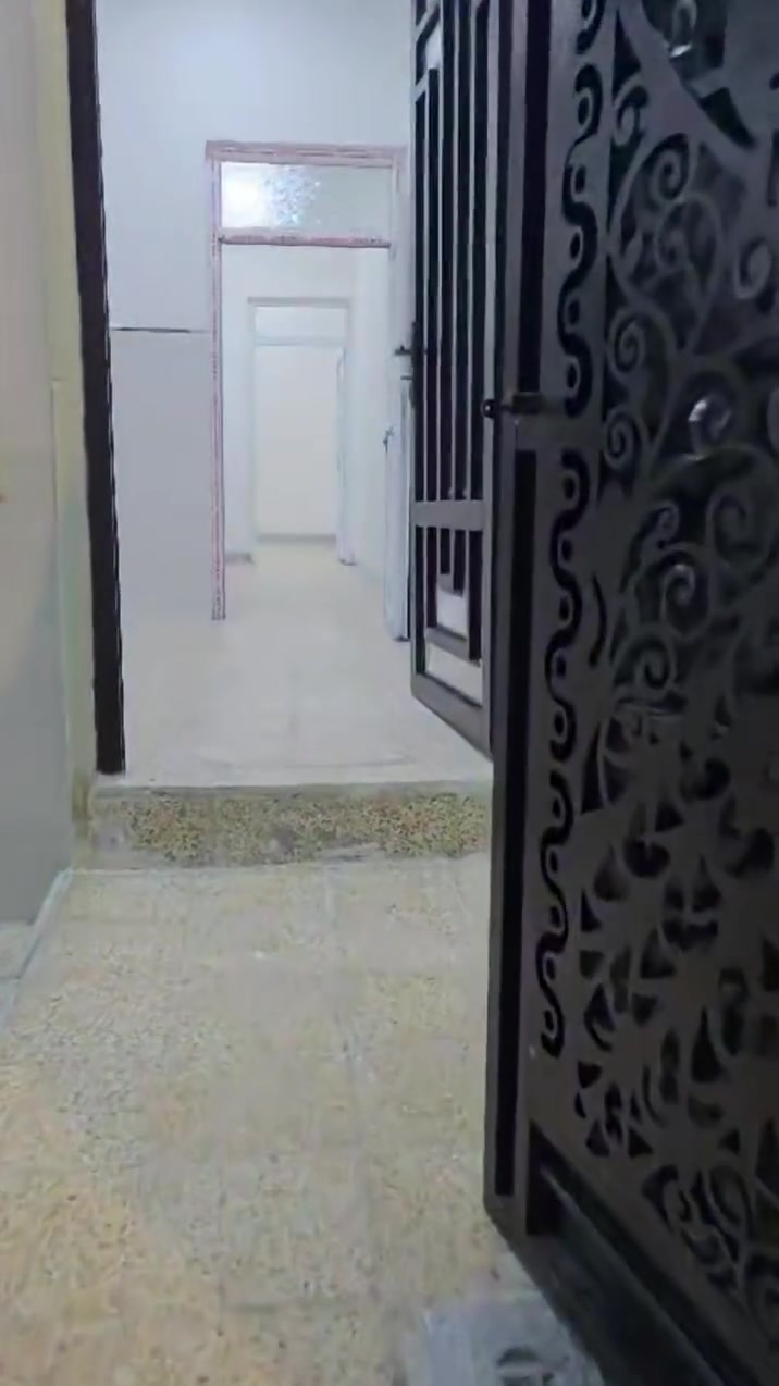 السلام عليكم بيت للإيجار
قطاع الخامس قريب، على جامع الوشان.
بيت، طابقين. إيجاد 300 بي مجال بسيط، 
رقم، الموبايل.***********
                  ***********
