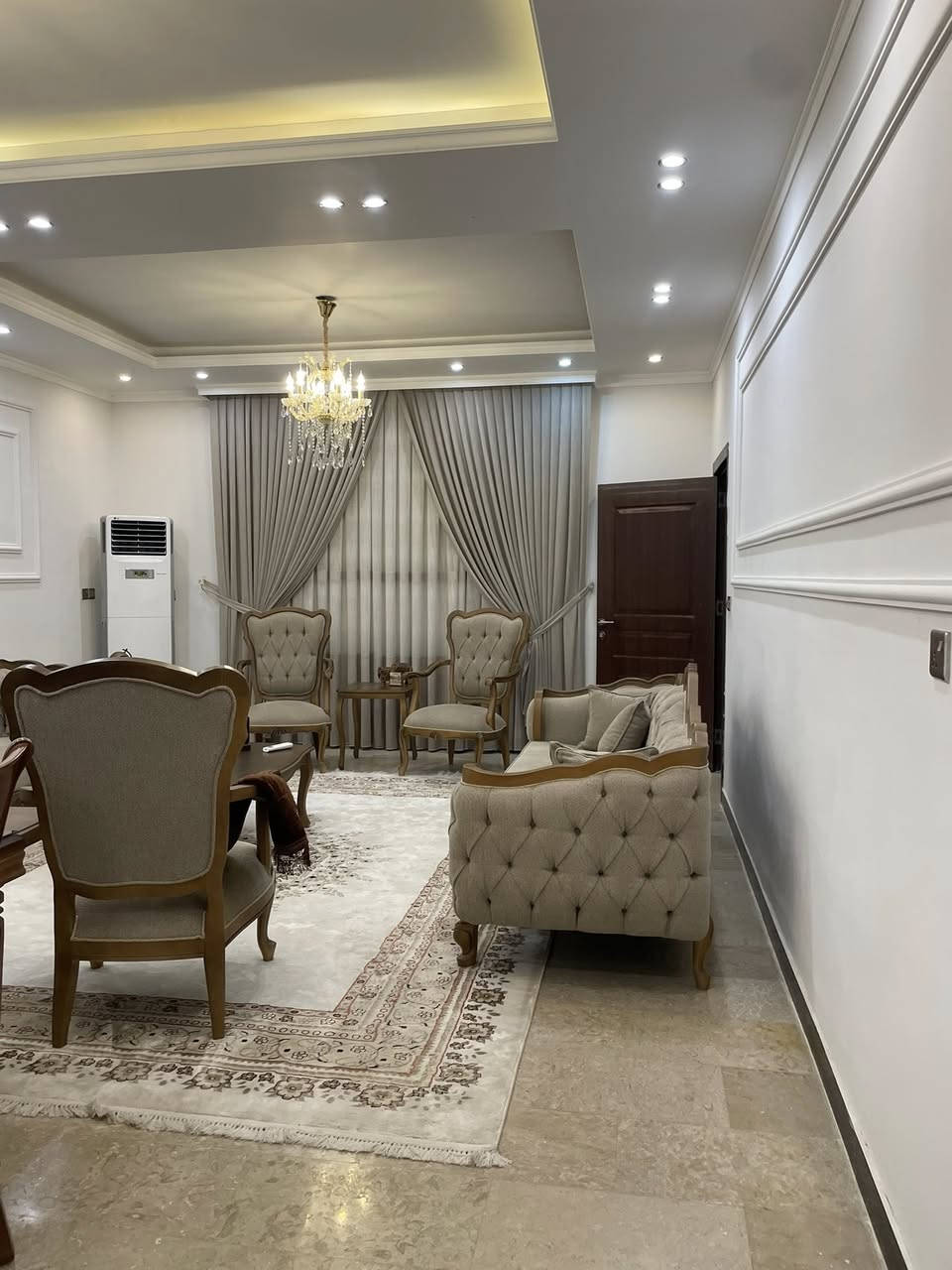 السلام عليكم..
دار للبيع مجمع الزيتون السكني 
٣ غرف نوم 
مع باقي الملحقات 
يباع مع الأثاث 
الدار بحاله جيده جدا 
وجاهز للسكن 
مشمول بالقرض العقاري 
السعر ٤١٠ مليون القرض ١٠٠ 
قابل للتفاوض 
للتواصل ***********

نستقبل عروضكم العقاريه بالبيع والإيجار 
تحياتي 🌹
