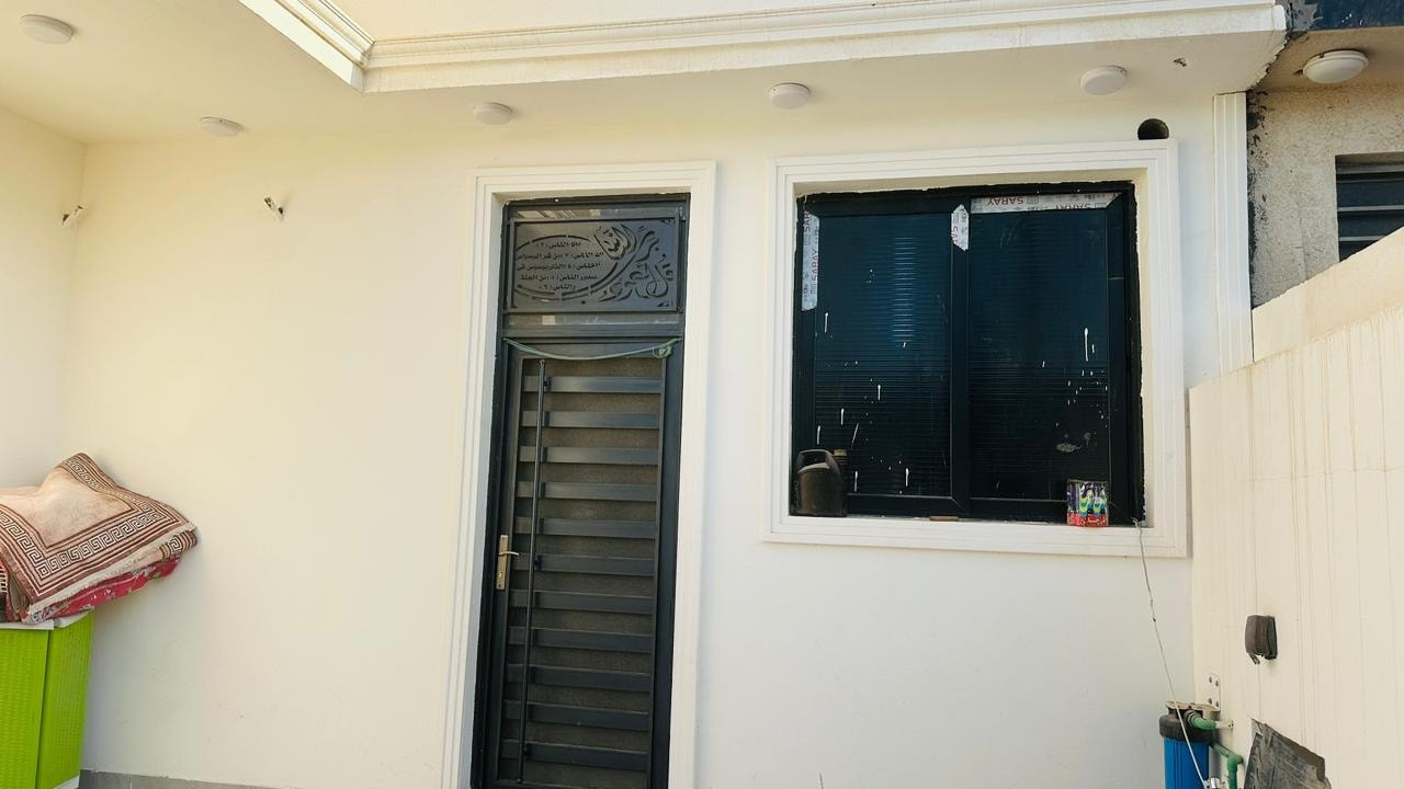 #للبيع
بيت بمجمع ابن يقطين ٢٠٠م طابقين مطلوب للعقاري ١١٧ مليون 
بناء ٢٠٢٤ السعر المطلوب بيد  المشتري ٧٨ مليون قابل للتفاوض 
البيت فيه ٤ غرف اضافة لباقي التفاصيل الاخرى براني وصالة ومطبخ وصحيات داخلية وخارجية 
#للاستفسار اكثر يرجى مراسلة الصفحة او الاتصال على الرقم *********** او زيارة مكتبنا الواقع في : السماوة - حي العسكري - مقابل صيدلية التفاح الاخضر ومجاور صيدلية الاريج .
