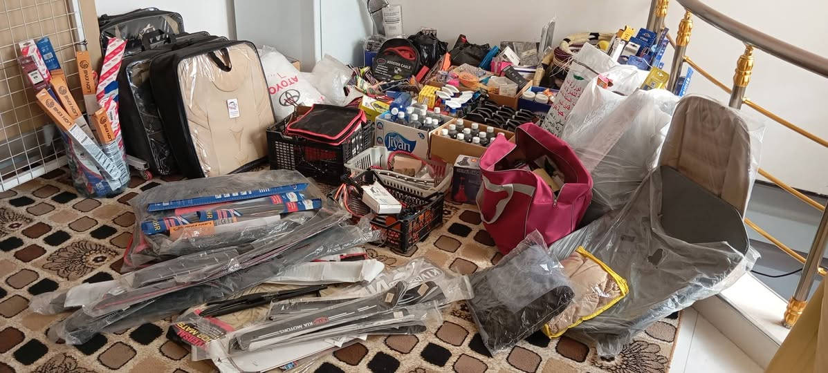 السلام عليكم 
هذه اغراض محل كماليات منوع جميعها معروضة للبيع لتصفية المحل الاغراض موجودة بالبيت كل الاغراض بسعر ٨٠٠ ألف دينار وموجود جرد بالمواد .... للتواصل ***********
