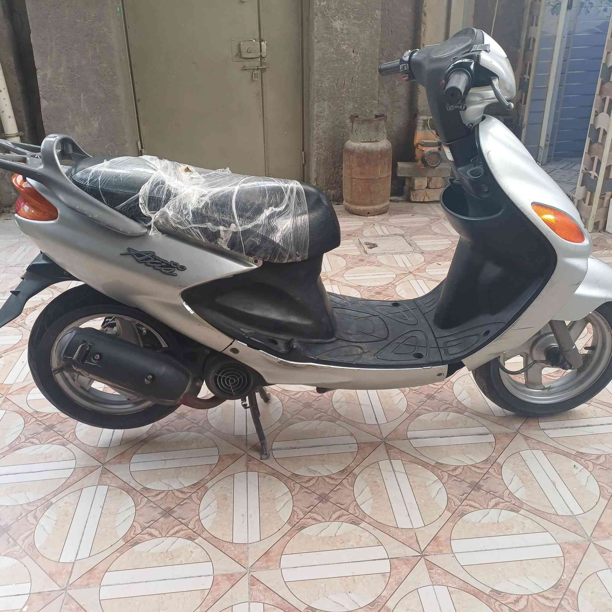 دراجه للبيع شرط الفحص حاويه مستخدم بيها كسر زغير واضع بل صوره وعداد مايشتغل دراجه نهضه فول مكينه ناعمه سلف هندر مكاني الرميثه دراجه مال جناي السعر مليون ***********
