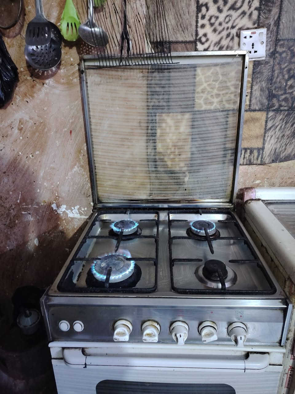 طبخات للبيع مع عارضه أسواق او رفوف مع الغرفه ماخذينها بمليونين و800
شازلونيه بيها كسر قليل بس ممبين رايدها ب900 نهايتها 800 تحتوي على 9 قطع تواصل رقم او خاص موقع الزعفرانيه ***********
