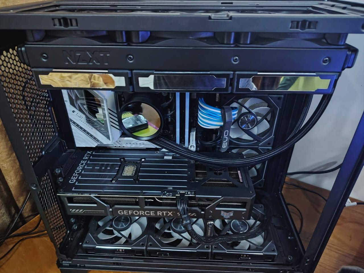 المواصفات بالتفصيل (الكيس فقط):
السلام عليكم...
من رخصه الادمن...
للبيع PC
• كارت الشاشة: ASUS TUF RTX 5070 Ti ( أحدث جيل )

• المعالج: Intel Core i7 13700k

• المذربورد: (Z790 DDR4 (White Edition 

• التبريد المائي: NZXT Kraken X73 ( 360mm )

• نظام التبريد والمراوح: يحتوي الكيس على 12 مروحة بالكامل :
تم تركيب الراديتر بنظام (Sandwich) بـ 6 مراوح لدفع وسحب الهواء (3 مراوح NZXT الأصلية + 3 مراوح Lian Li).
باقي المراوح (6 مراوح) موزعة على الأرضية الجوانب وهي بالكامل من نوع (Lian Li Uni Fan SL-INF 120 RGB Black) الاحترافية.

• الباور سبلاي: FSP Hydro G Pro 1000W Black (80+ Gold - شراء حديث وبقدرة ممتازة لأي تطوير مستقبلي)

• الرامات: Corsair Vengeance 32GB (2x16GB) 3600MHz Black

• التخزين: Samsung 980 Pro 1TB M.2 NVMe (الأسرع في القراءة والكتابة)

• الكيس: Lian Li O11 Dynamic EVO ATX Mid Tower 

السعر / 3,400,000 دينار عراقي .(قابل للمساومة ).
المكان: بغداد (يوجد إمكانية المعاينة والفحص الكامل وتشغيل برامج الضغط قبل الشراء).
للتواصل والاستفسار: [  ***********  ]

