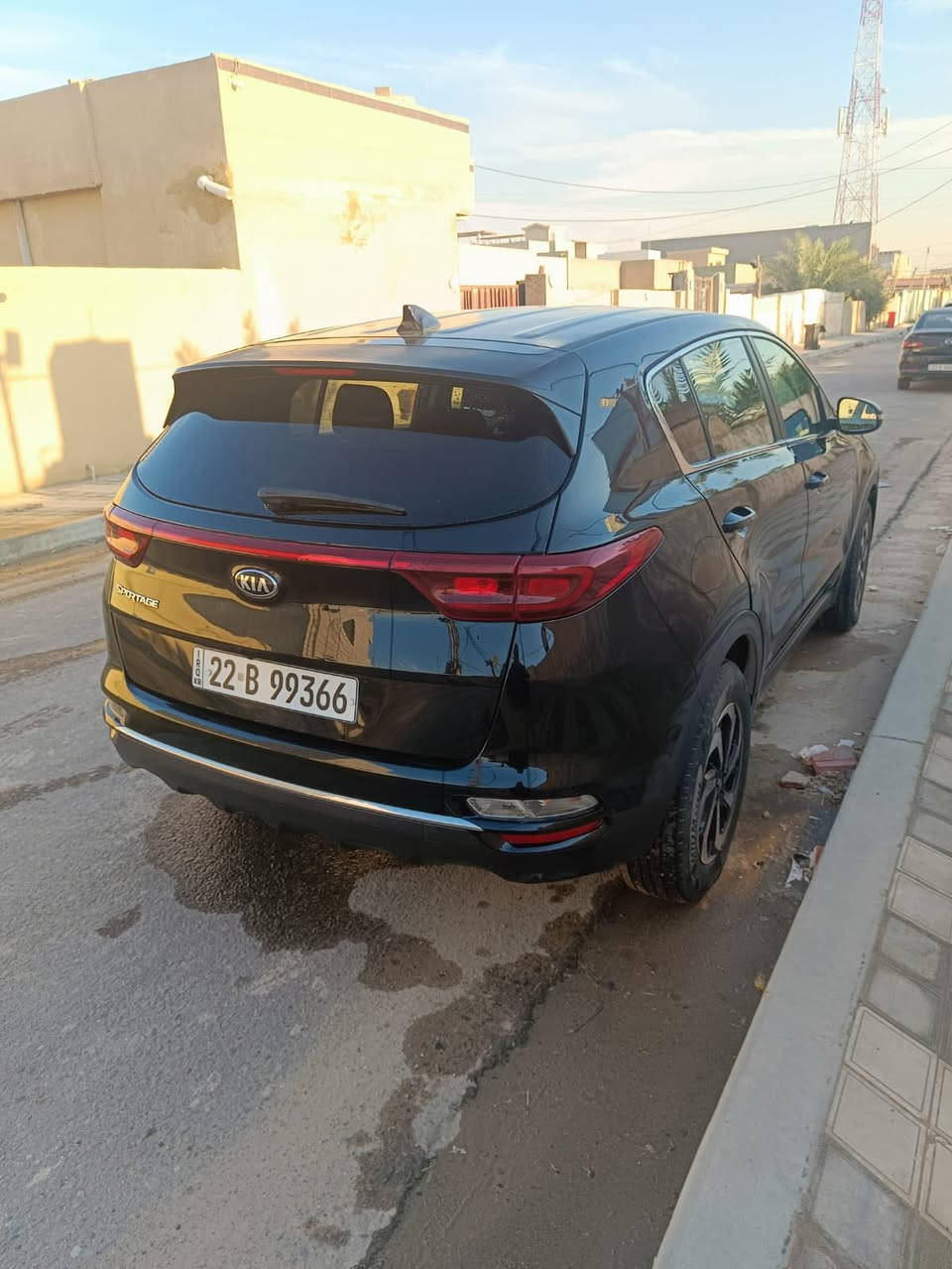 السلام عليكم
Kia sportage 2022

🔹 المحرك

 • 4 سلندر (4-Cylinder)

 • سعة 2.0 لتر

 • قوة 160 حصان

 • ناقل حركة أوتوماتيك 6 سرعات

💠استهلاك الوقود

8 لتر لكل 100 كيلو

� التجهيزات الخارجية

 •مصابيح أمامية LED 

 •شبك أمامي “Tiger Nose” المميز لكيا

 •مرايا جانبية كهربائية مع إشارات جانبية

� التجهيزات الداخلية

 • شاشة وسطية (8 إنچ)

 • بلوتوث + USB + AUX

 • كاميرا خلفية

 • تحكم بالمقود

 • مكيف عادي

� أنظمة الأمان

 •وسائد هوائية أمامية وجانبية

 • ABS مانع انغلاق المكابح

 • ESP نظام الثبات الإلكتروني

 •حساسات خلفية
 حادثها تبديل دعامية امامية فقط من دون دواخل 

السعر 185 وبيها مجال بسيط

العنوان صلاح الدين تكريت

للاستفسار ***********
