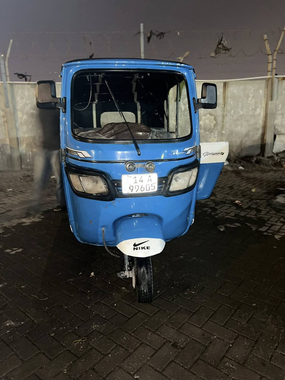 السلام عليكم تكتك للبيع رقم وسنوية التكتك مكفوله  بس بيها ضربه بلغد مكينه مكفوله مديل ٢٢ المكان الحيانيه شارع السيد السعر ٧ونص  الرقم ***********
