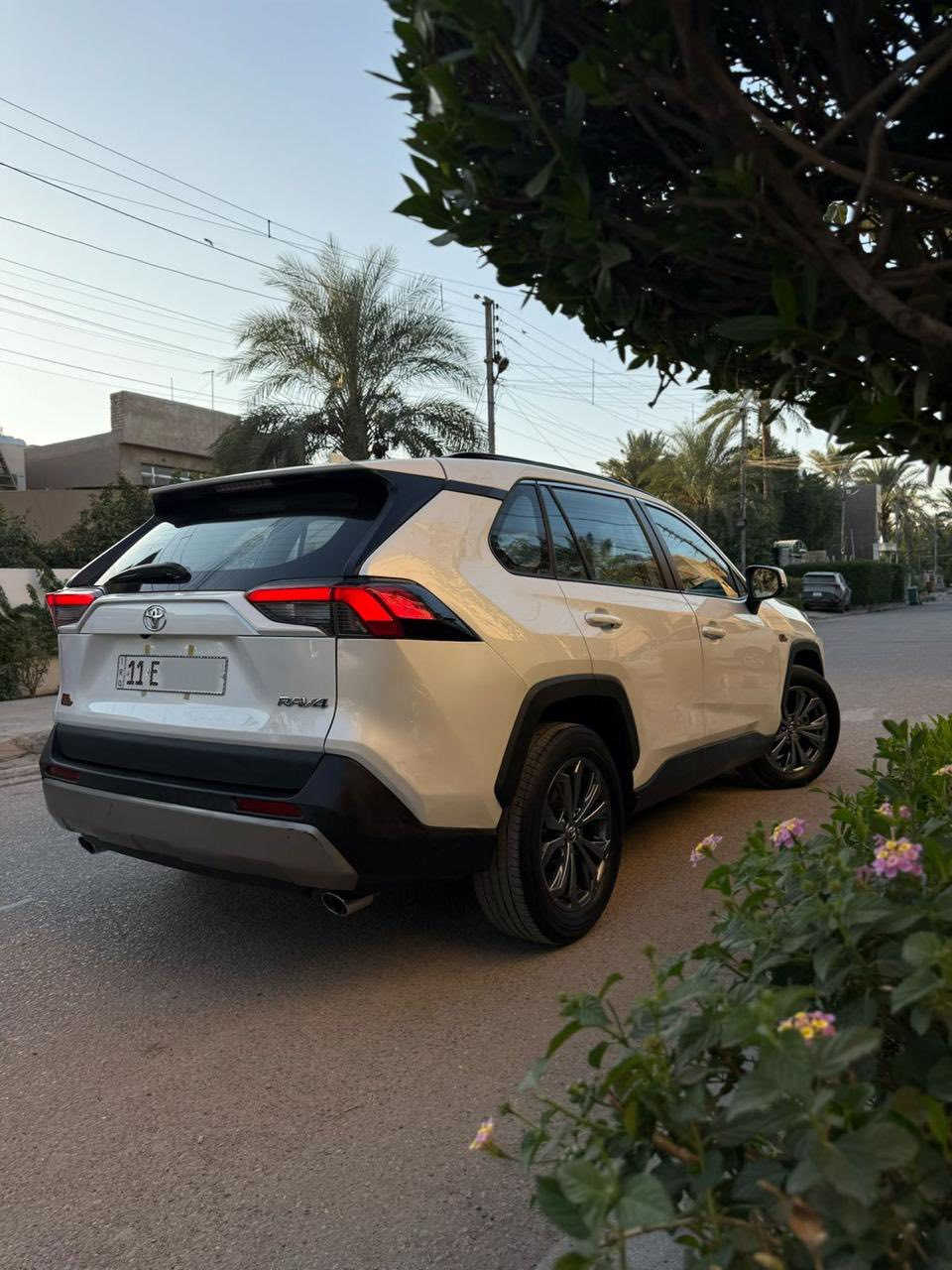 تيوتا راف 4 2023 عشرينية
ماشية 28 الف كيلو متر 
خليجي (تجميع الصين) 
يعني السيارة ياباني اصل محرك كير صنع في اليابان فقط شد في الصين 
 فول 1/1 
5 كامرات 
بونراما
كشنات جلد + كهرباء + تدفئا 
سايد بريك كهرباء 
اوتو هولد
3 انظمة قيادة
شاحن واير ليس 
بك لايت LED 
لايت زينون عالي ناصي 
ويل كب كروم حجم 18 
حساس امامي خلفي
مري شفط
اشاير مري 
نفكيشن 
بصمة 
رادار امامي 
قطعتين تبريد
تبريد شاشة
شاشة ابل كار بلي 
دشبول دجتال
جام 4 اوتو
محرك 4 سلندر بانزين فقط 
رقم بغداد باسمي + هزه جديدة
السيارة مكفولة كفالة عامة عده بارد شبرين سونار جديد موضح في الصور 
مكان السيارة بغداد  
السعر : 25 الف دولار (250) ورقة وبيها مجال 
للاستفسار : ***********
