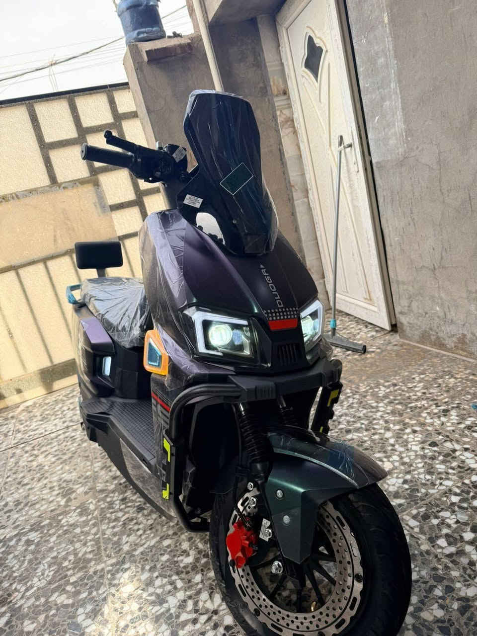 السلام عليكم .....
دراجه شحن نوع (صاعقه) بعدها الجيس ملزوك بيهه 
اخذته قبل أسبوعين والوصل موجود 
الدراجه زيرو ماشي بيهه قليل جدا وكفاله عامه من كلشي
مواصفات..:
بطاريات عدد 6 كباار مسطره
ملف 2500
شاحنه اصليه
شاشه اعطال
عداد سرعه ديجتال
نضام بارك P
نضام رجوع بكَ R
نضام نزول منحدرات
مانع انزلاق
نظام تصليح اعطال TCL
مساحه تخزين واسعه
رميونات بصمات عدد ٢
نظام قفل 
نظام إنذار من السرقة 
الدراجه جديده تمشيك تقريبا ٨٠ كيلو متر وسرعتها ١٠٠ والسرعه الحقيقية توصل ٨٠ 
وبيه بعد مواصفات هواي العنوان بغداد رئاسة العبيدي السعر
اخذتها بمليون و ٢٢٥ وهسه والوصل موجود هسه اريدهه 950
رقم تليفون 
***********
