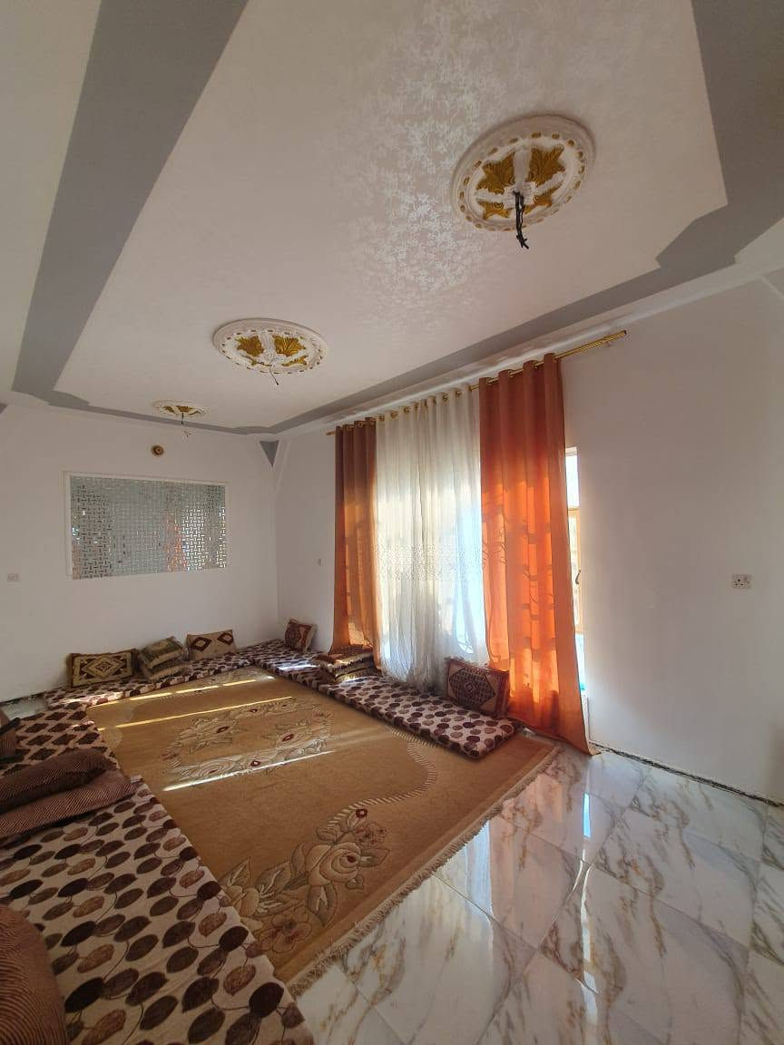 🏡 بيت للبيع - الفلوجة / الشهابي الاولى 🏡
📍 الموقع: الشهابي الاولى - يم المستوصف والمدارس
📐 المساحة الكلية: +700 متر 
📏 الواجهة: 18 متر | النزال: 48 متر
📏 الواجهة الخلفية: 11 متر
🛣️ الشارع الرئيسي: 13 متر | جانبي 9م | خلفي 9م

🏠 المواصفات:
- بيت ديوان + حديقة تابعة للديوان
- 2 دار مستقل 
- حديقة تابعة للدار الرئيسي
- 3 غرف نوم + غرفة ضيوف نساء + صالة + مطبخ + حولي
- كراج سيارة

📄 جنس العقار: طابو زراعي + وصل تطويب + وصل ماء + كهرباء

المميزات: مساحة كبيرة، موقع حيوي يم الخدمات
للتواصل مراسلة الصفحه 

البيع مباشر والمرتسم والصور على الطبيعة 👇


**إذا كنت صاحب هذا الإعلان وتريد حذفه لأي سبب، رجاءا أرسل رسالة إلى الدعم الفني**