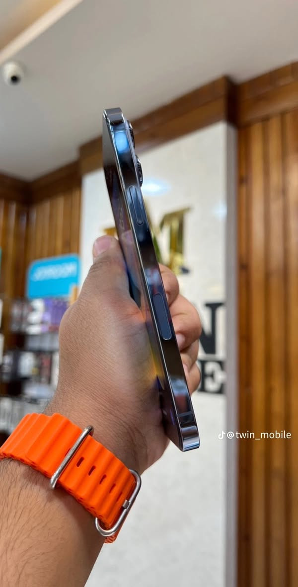 السلام عليكم توضيح / اني مو ابو مبايلات بس هذن صور تلفوني من اشتريته منه صورته . ايفون 13 بطاريه 92 بلاديه وين ميعجبك افحص كُلشي ممبدل بي اي شخط مكاني بغداد تواصل *********** بي واتساب .
