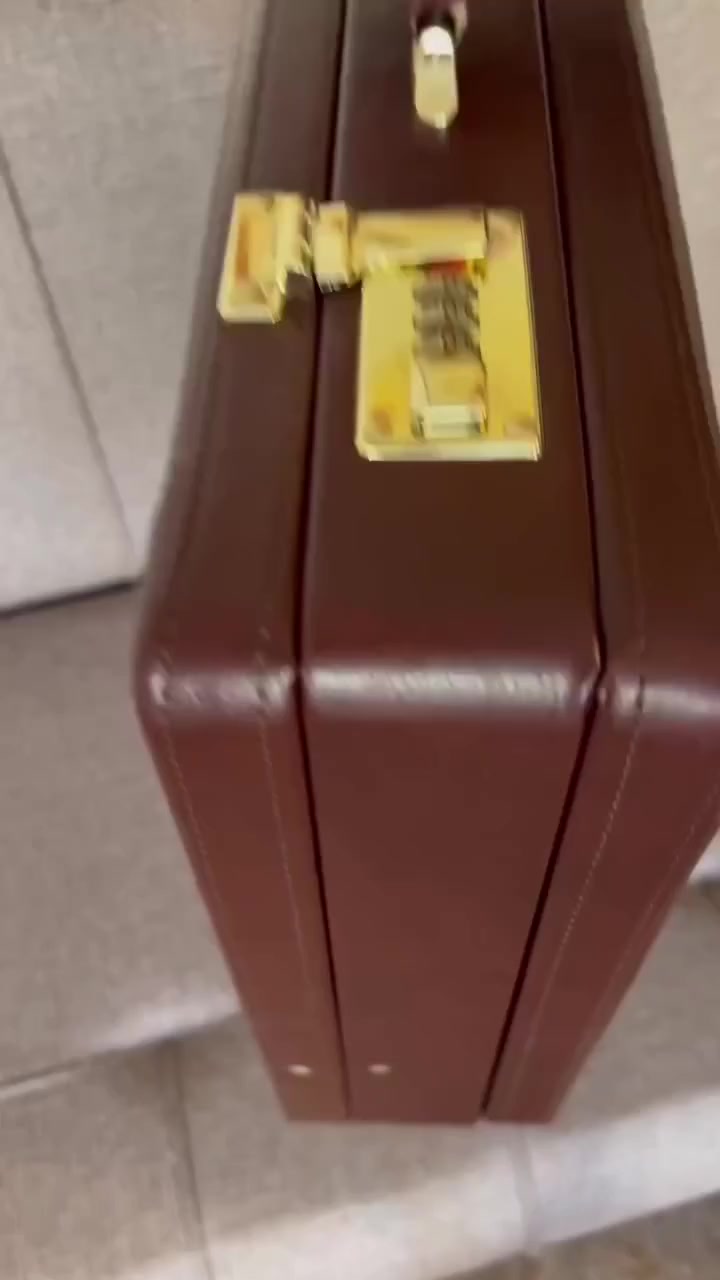 حقيبة جلد فخمة للرجال 🧳

تصميم أنيق مناسب للدوام والاجتماعات.

✔️ جلد فاخر
✔️ قفل أمان بالأرقام
✔️ تقسيمات منظمة للمستندات

📩 لمعرفة السعر والتوصيل
راسلنا رسالة الآن

Https://amtiaz.b3na.com


**إذا كنت صاحب هذا الإعلان وتريد حذفه لأي سبب، رجاءا أرسل رسالة إلى الدعم الفني**