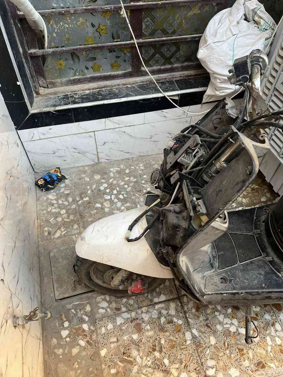 سلام عليكم اخواني هاي دراجه بوليس كفرها الكادم موجود و شوته موجود يحتاج تنضيف كابرتيل بس  تنضيف عارضه 175 مكاني بغداد حي طارق ***********  مو تجيني دكلي دراجه يحتاج الها هواي شغل هاي كدامك الدراجه
