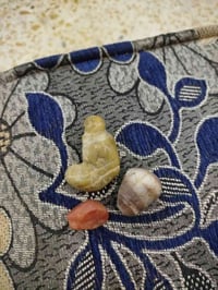 ثلاث احجار • مجهولة • سعر تفاوضي