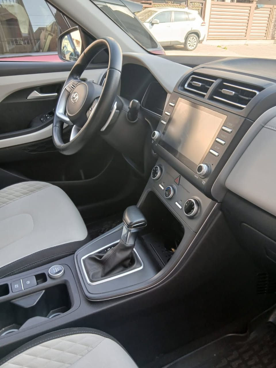 السلام عليكم كريتا 2023 للبيع كفالة عامة من الصبغ والبارد كير محرك صدر تبريد كلة كفالة مواصفات بصمة بنوراما كراسي كهرباء هاند بريك دكمة تشغيل عن بعد وبعد هواي مواصفات مكان السيارة بغداد البياع  وهذا رقمي *********** السعر 155 وبيها مجال
