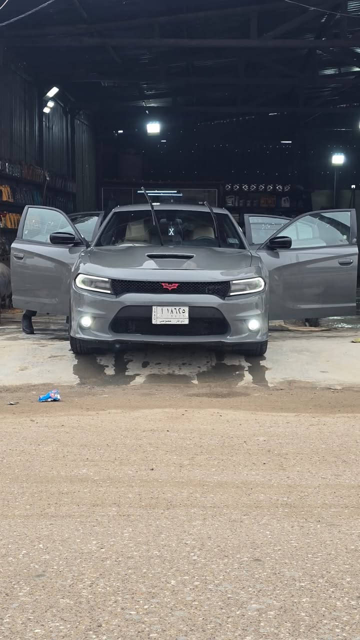 السلام عليكم 
دوج جارجر 2018 اصلية اصلية لون سمنتي v6 رقمها ذي قار ماشية 74 mi سيارة جديدة ونضيفة ما مشتغلة خط ويل نجمة 20 حدادية جديدة استعمال شخصي صور الحادث مرفق بالمنشور بيها بنيد محدث مال srt والبجم srt وبيها جاملغ السعر 200 وبيها مجال حك الجية 
مكاني ناصرية مركز 
رقمي : ***********
