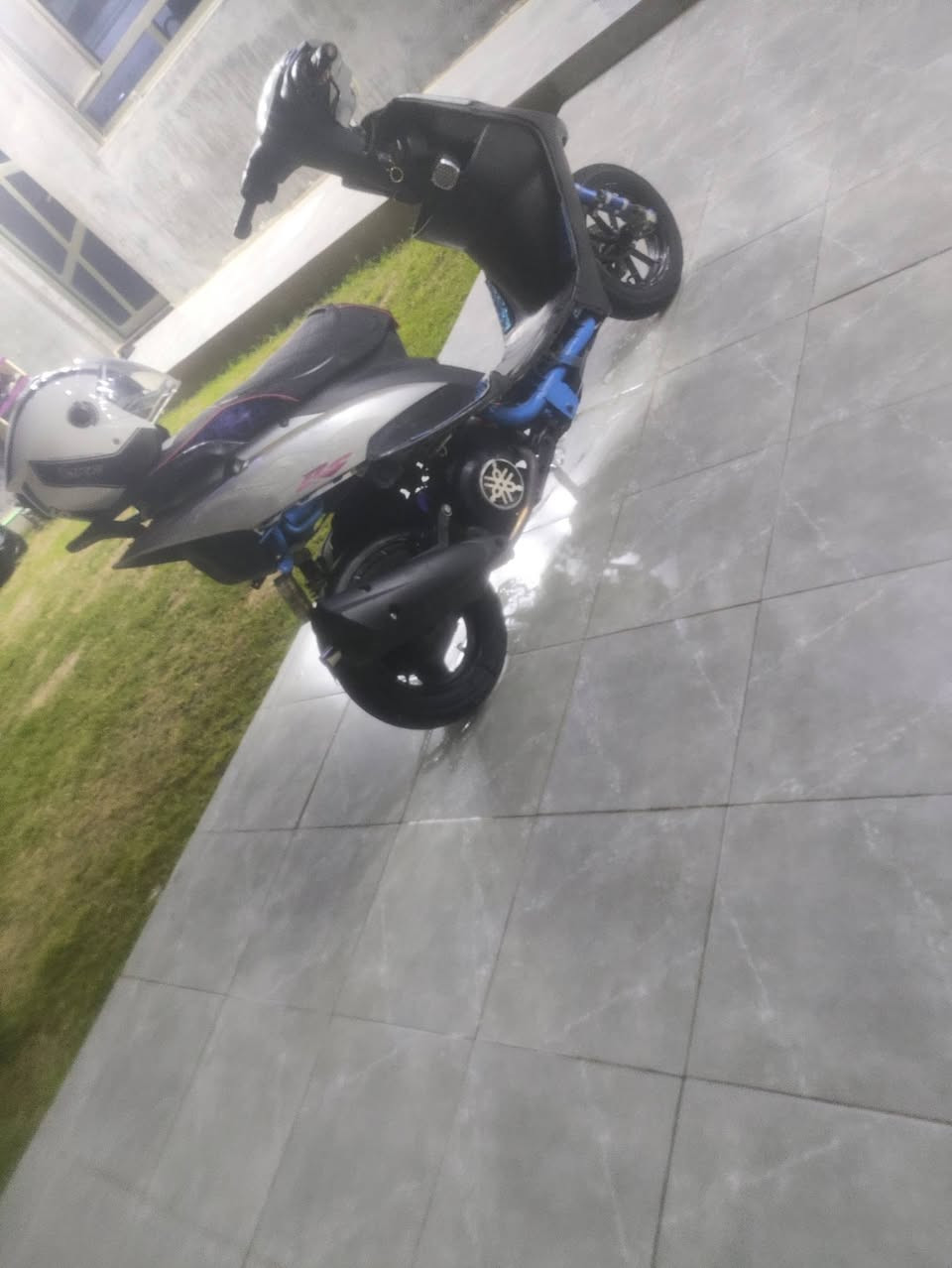 دراجة للبيع ماكس عدلة
محركها بلاد بوشه 55 شلعه ومعدل
دراجة نكرة سلف
كهربائياتها كلها شغاله 
مسجل بلوتوث صوت عالي معاها
صالنصه fm وياها
وخوذه لون ابيض معاها
رقم ه‍ ***********
