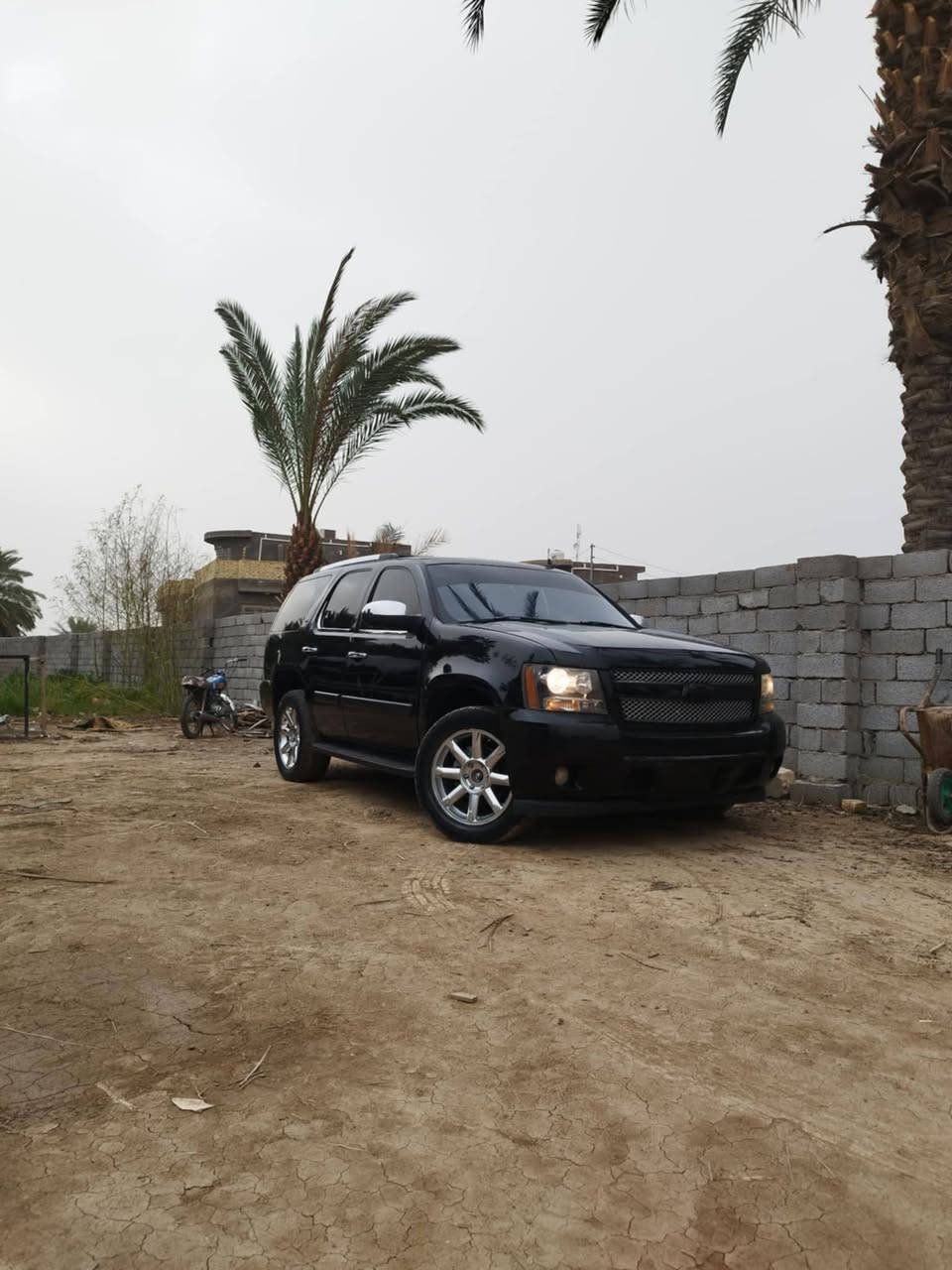 السلام عليكم تاهو كصه جنطه ادوات بدون رقم فول مواصفات LTZ  فتحه حساسات خلفيه شاشه بل تنته وشاشه اماميه مع كامره نيكل كامل ويل كروم وبعد بيه هواي مواصفات مكينه وكير كفاله تخم تاير السعر 63 مكان الناصريه *********** واتساب
