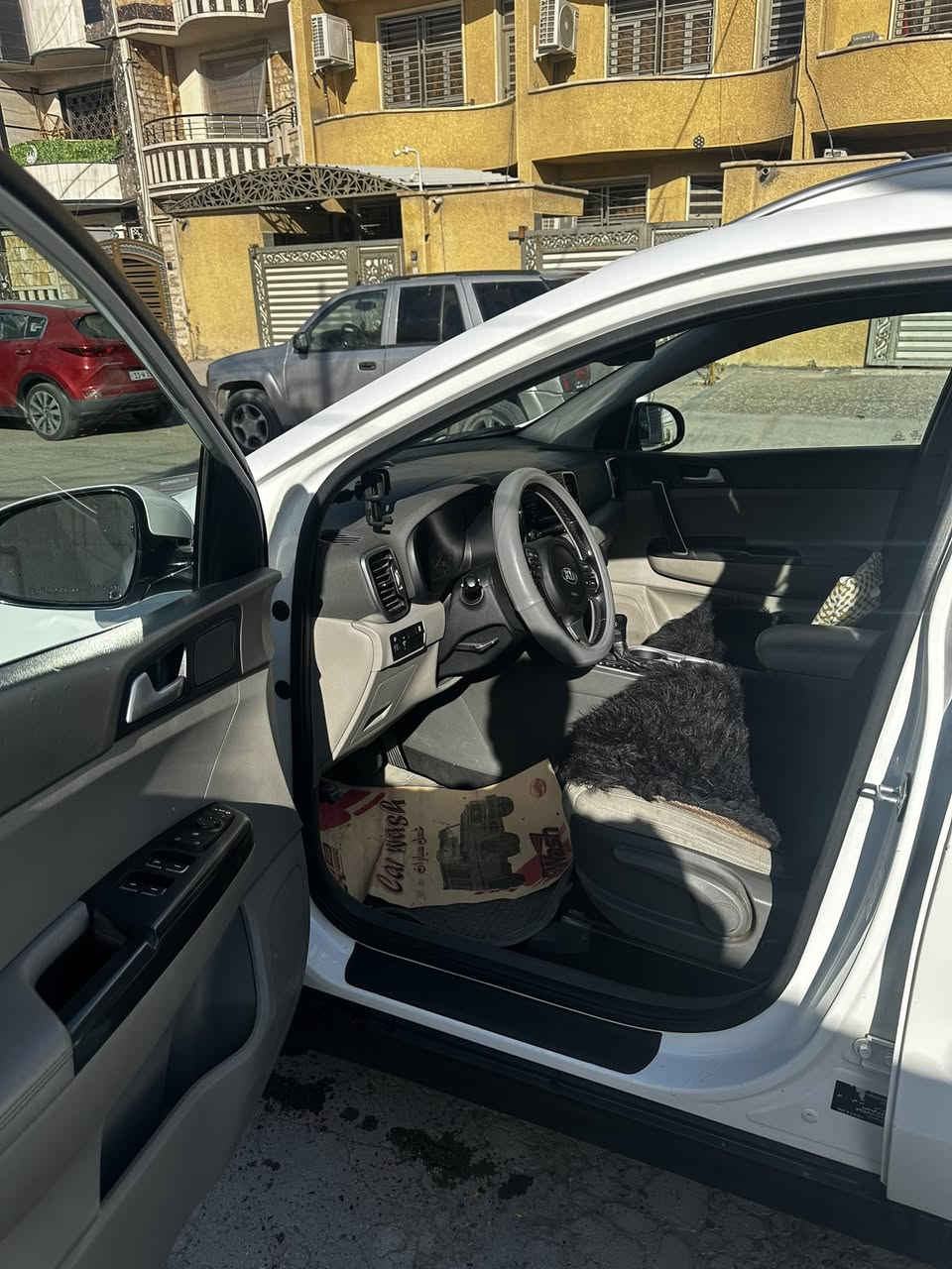 حياكم الله 
كيا سبورتج 
موديل 2017
خليجي بيه باب صبغ 
ماشية 🚶‍♀️ 170 الف
سيارة جديدة وجاهزة 
السعر 148 قفل 
وبالعافيه على ياخذها 
وبيه سونار حديث 
موبايل ***********
