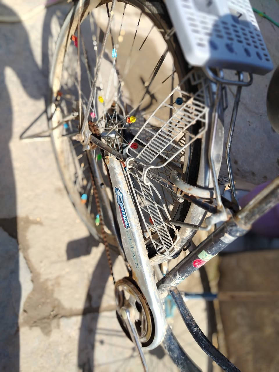 بايسكل بطه
لون سمنتي
ستنده+كاسحه جرار
تاير امامي جديد
٢جوابه جديده
بريك امامي وراني دسك ٩٠
حجم 27
لايت زنون ثلجي 
جاملغات ستيل
السعر 120 الف وبي مجال
الرقم. ***********
